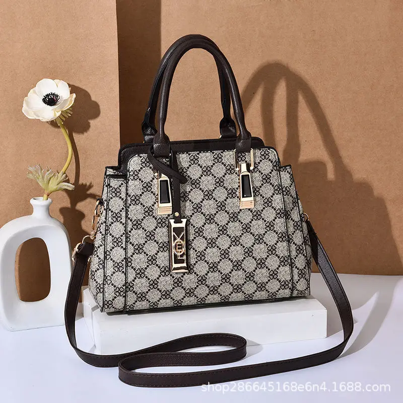 2022 new women's handbag. European and American fashion women's bag. Inclined shoulder bag. The single shoulder bag.
2022 new women's handbag. European and American fashion women's bag. Inclined shoulder bag. The single shoulder bag.
