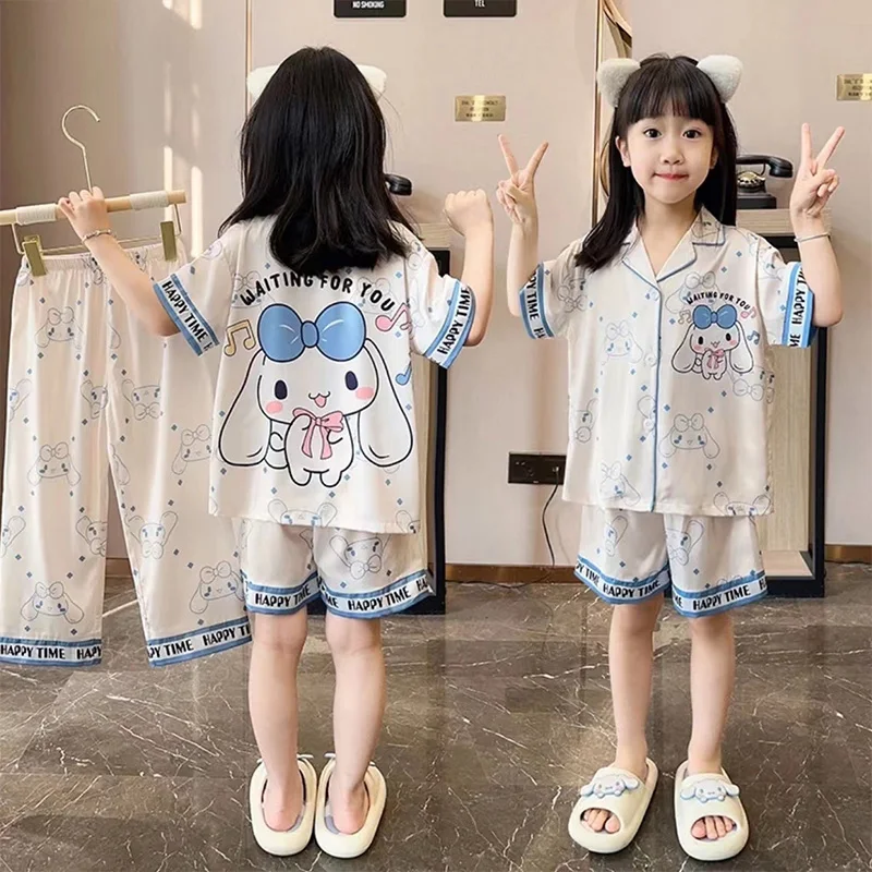 Милая Детская Пижама Sanrio из аниме Cinnamoroll, из трех частей, милый мультяшный летний ледяной шелк, домашняя одежда с коротким рукавом, детские игрушки
Милая Детская Пижама Sanrio из аниме Cinnamoroll, из трех частей, милый мультяшный летний ледяной шелк, домашняя одежда с коротким рукавом, детские игрушки
