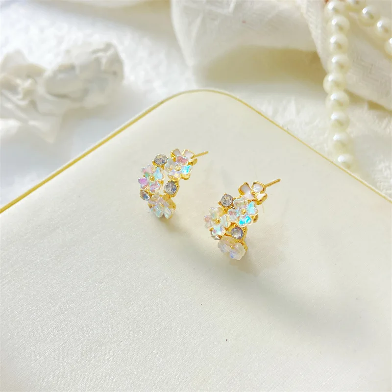 2023 New Simple Diamond Inlaid Flower Earrings Fashion Temperament Niche Design Women's Versatile Ear Accessories Wholesale
2023 New Simple Diamond Inlaid Flower Earrings Fashion Temperament Niche Design Women's Versatile Ear Accessories Wholesale