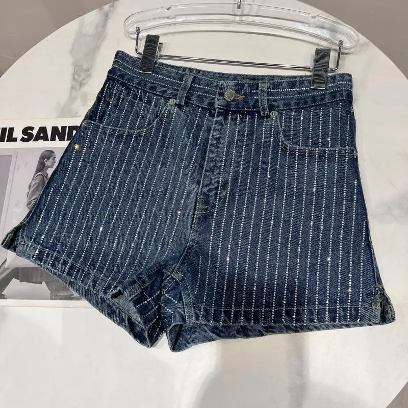 2022 Summer New Vertical Stripe Hot Drilling Shorts Streetwear Girls Heavy Industry Straight Three-Point Denim Shorts for Women
2022 Summer New Vertical Stripe Hot Drilling Shorts Streetwear Girls Heavy Industry Straight Three-Point Denim Shorts for Women
