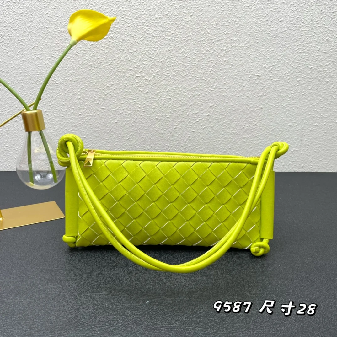 Women's Shoulder And Crossbody Woven Bag Made From Selected High Quality Cowhide Leather
Women's Shoulder And Crossbody Woven Bag Made From Selected High Quality Cowhide Leather