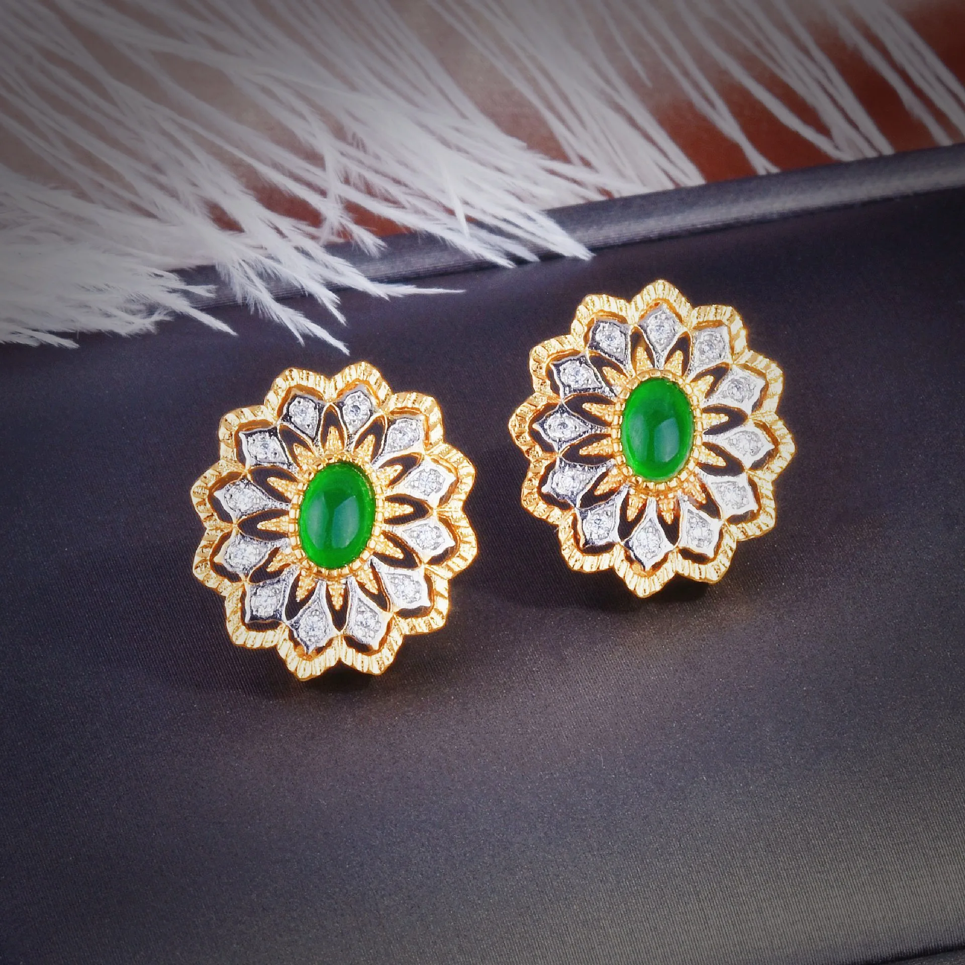 Foydjew Italian Vintage Jewelry Design Hollowed Pattern Golden Stud Earrings Inlaid with Simulation Emerald Earring For Women
Foydjew Italian Vintage Jewelry Design Hollowed Pattern Golden Stud Earrings Inlaid with Simulation Emerald Earring For Women