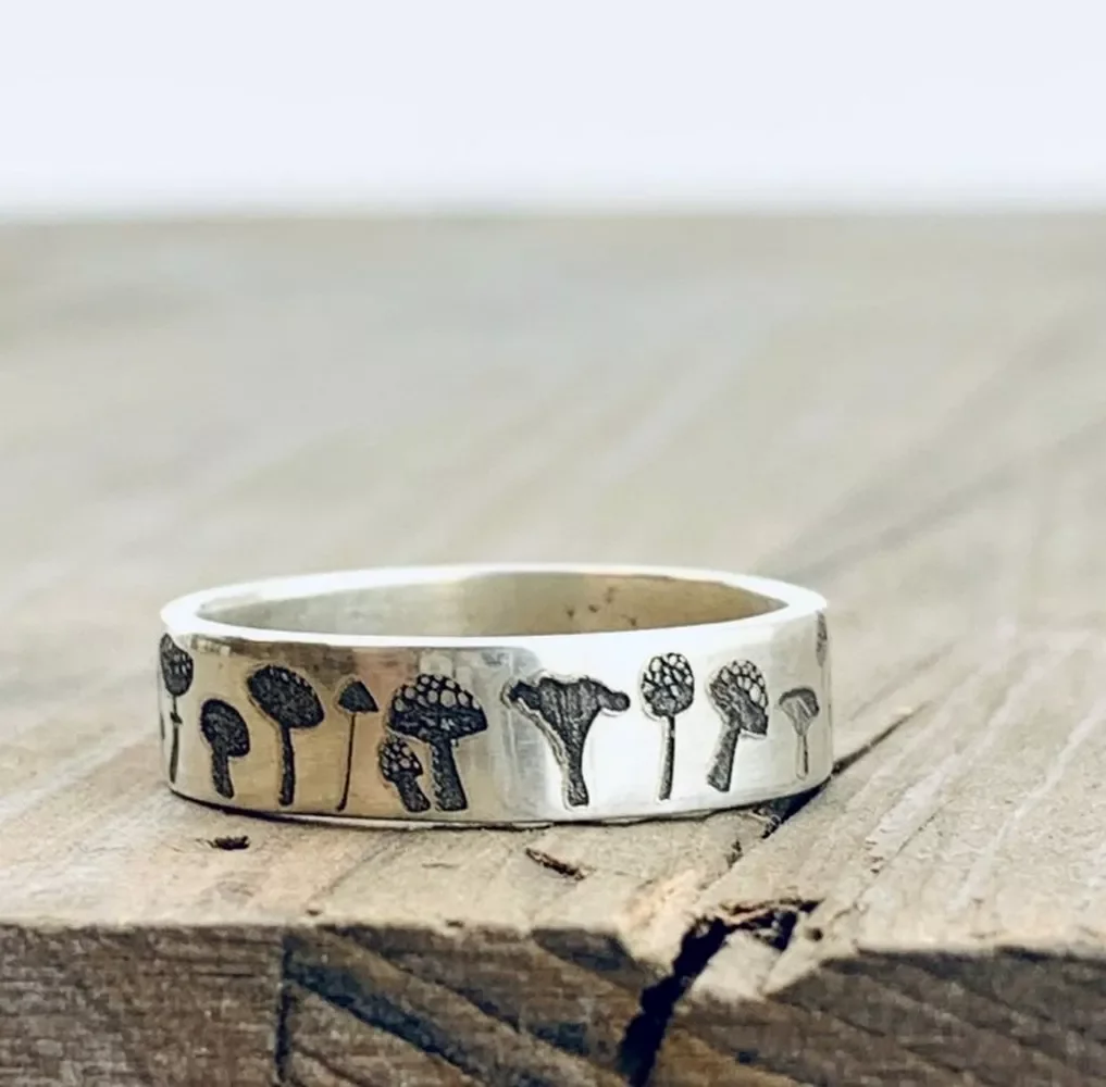 New Vintage Mushroom Ring For Women Men Bohemian Delicate Handmade Carved Flower Ring Engagement Wedding Band Jewelry Gift
New Vintage Mushroom Ring For Women Men Bohemian Delicate Handmade Carved Flower Ring Engagement Wedding Band Jewelry Gift