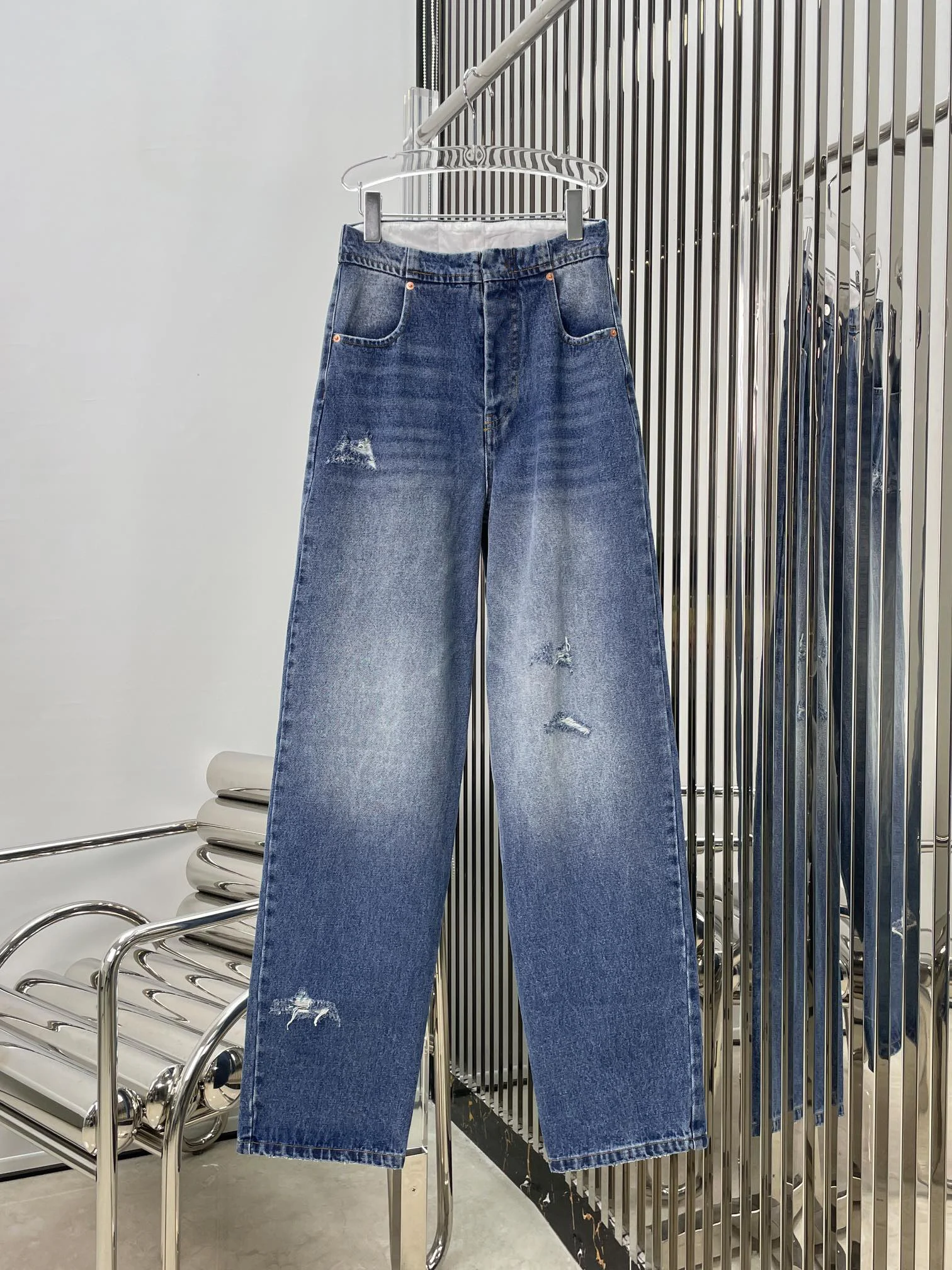 

Spring and summer new wash blue straight leg jeans, easy to have long legs wearing elongated leg type