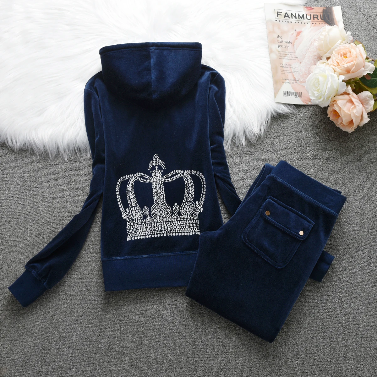 Juicy Velvet Tracksuit Suit Women And Children Parent-Child Velvet Suit Crystal Crown Sports + Casual Thickened Velvet Trousers
Juicy Velvet Tracksuit Suit Women And Children Parent-Child Velvet Suit Crystal Crown Sports + Casual Thickened Velvet Trousers