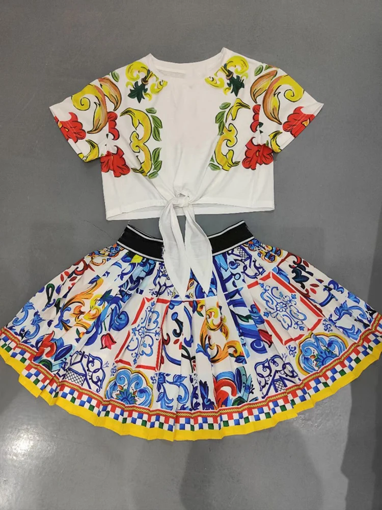 Summer new retro printing with short-sleeved T-shirt two-piece women's dress+elastic waist letter pleated skirt fashion suit
Summer new retro printing with short-sleeved T-shirt two-piece women's dress+elastic waist letter pleated skirt fashion suit