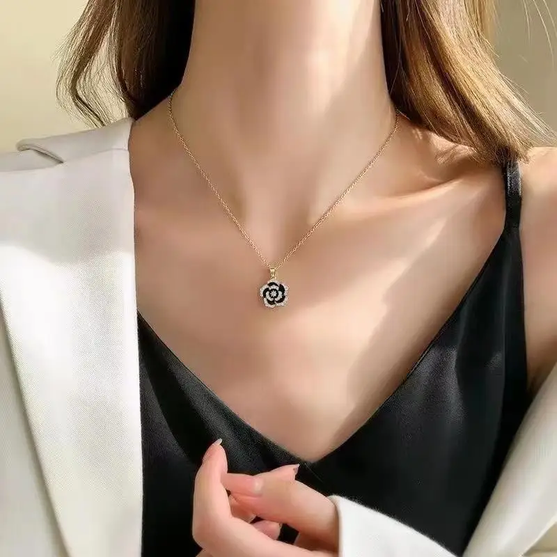 Fashion Elegant Black Camellia Necklace Women Sweet Shining Zircon Flower Pendant Necklace Personality Clavicle Chain Jewelry
Fashion Elegant Black Camellia Necklace Women Sweet Shining Zircon Flower Pendant Necklace Personality Clavicle Chain Jewelry