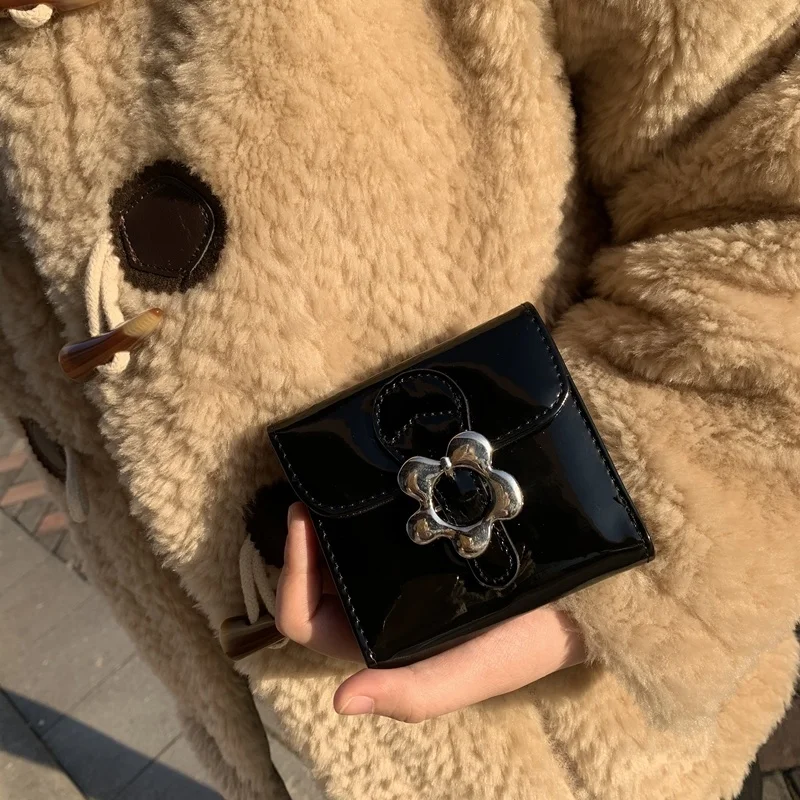 Fashion Cute Women Purse PU Bright Leather Design Wallet Sweet Ladies Mini Purses Vintage Style Female Short Wallets Card Bag
Fashion Cute Women Purse PU Bright Leather Design Wallet Sweet Ladies Mini Purses Vintage Style Female Short Wallets Card Bag