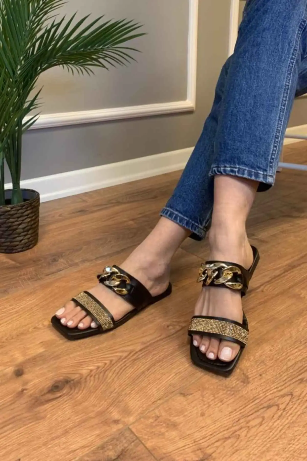 Сандалии женские летние на цепочке с вышивкой, дышащие
Сандалии женские летние на цепочке с вышивкой, дышащие