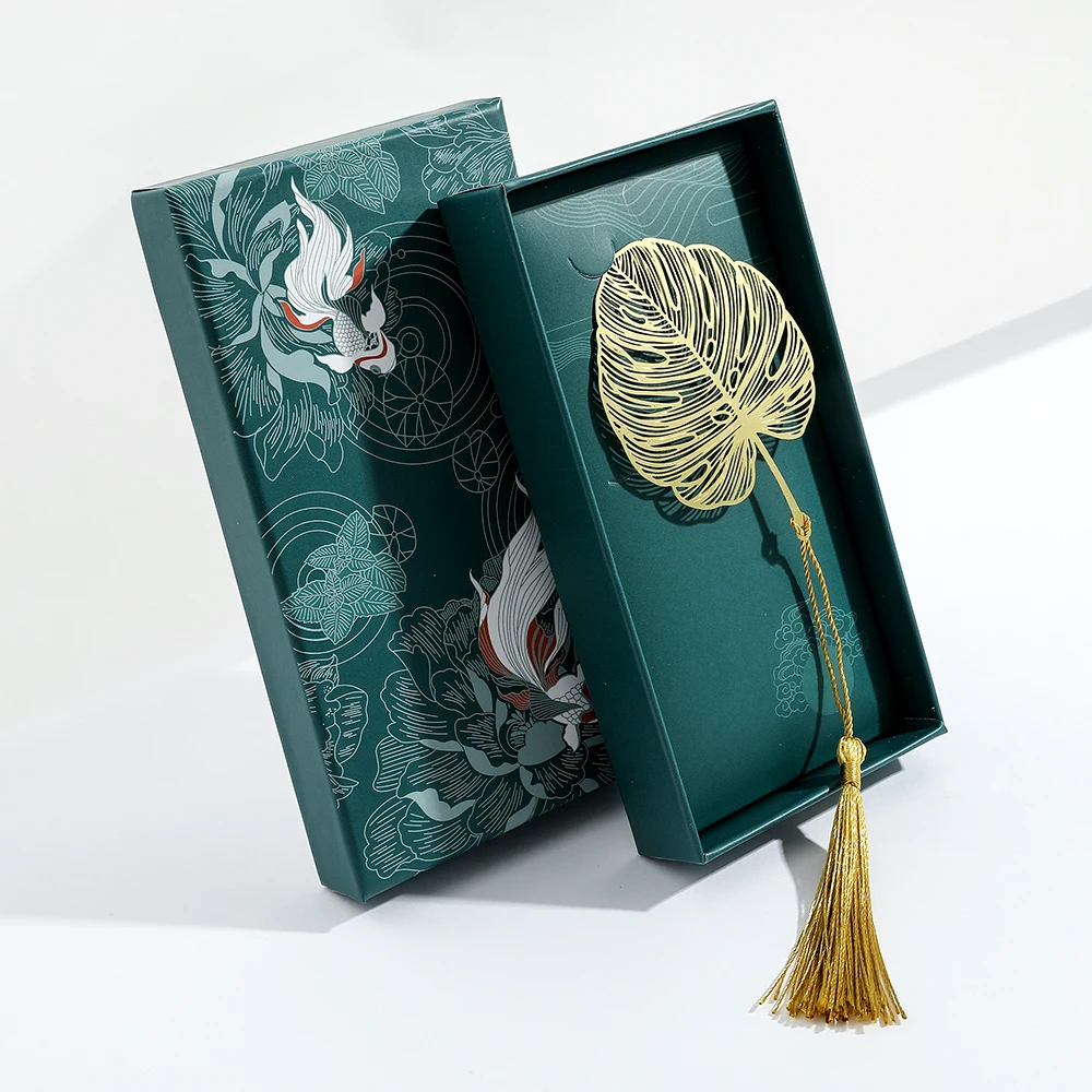 Золотая книжная закладка из металла
Золотая книжная закладка из металла