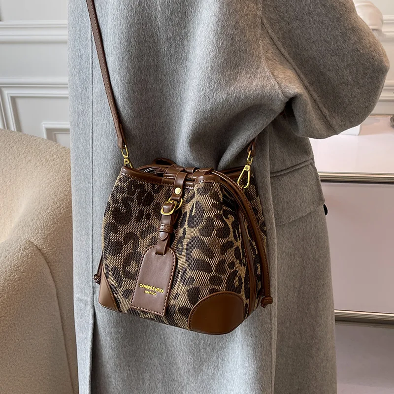 Women's New Fashion Leopard Print Messenger Bags Popular Texture Retro Bucket Crossbody Bag Multi-function Versatile Satchel
Women's New Fashion Leopard Print Messenger Bags Popular Texture Retro Bucket Crossbody Bag Multi-function Versatile Satchel