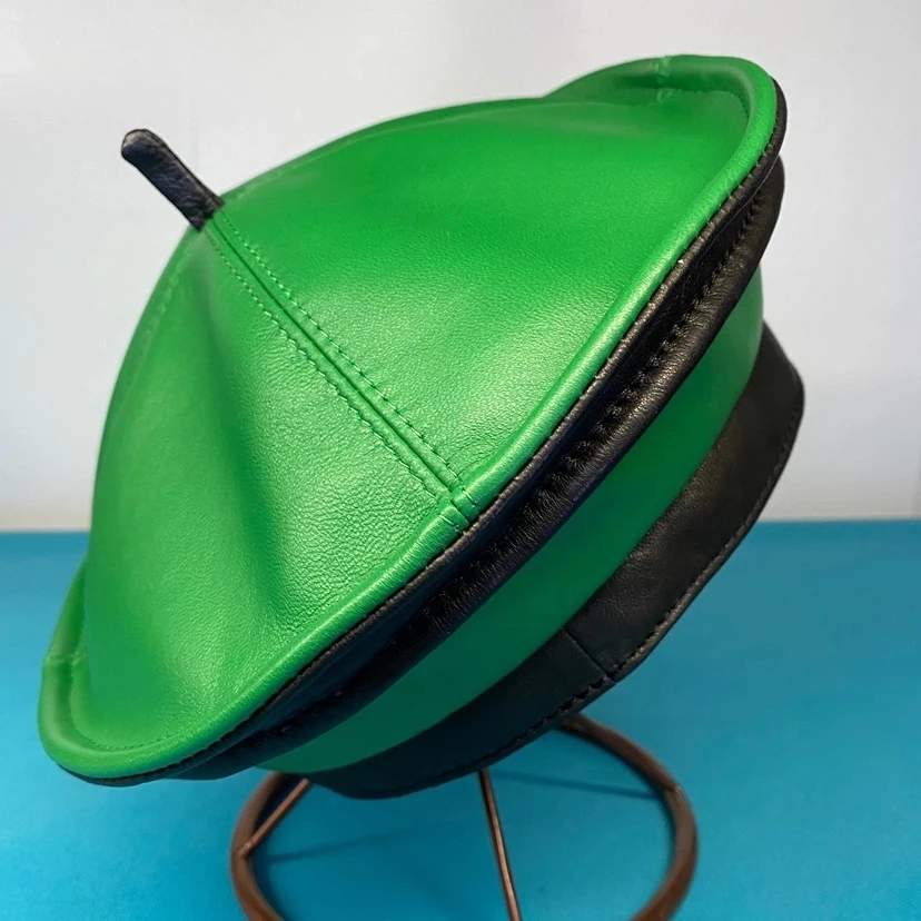 2022 New Fashion Lambskin Women Winter British Genuine Leather Painter Hat Female Retro Korean Octagonal Bonnet Colour Beret
2022 New Fashion Lambskin Women Winter British Genuine Leather Painter Hat Female Retro Korean Octagonal Bonnet Colour Beret