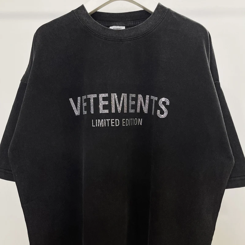 VETEMENTS Tshirts Double Row Hot Drill Oversized Cotton Short Sleeved Tops High Quality Embroidered VTM T-shirts for Men Women
VETEMENTS Tshirts Double Row Hot Drill Oversized Cotton Short Sleeved Tops High Quality Embroidered VTM T-shirts for Men Women