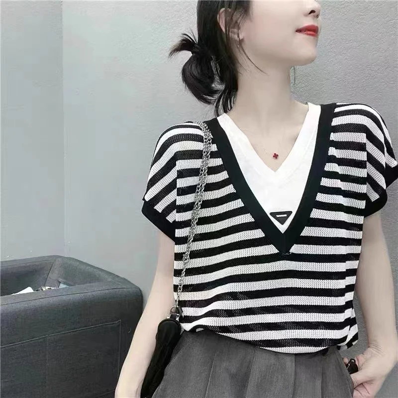 Новинка лета 2022, модный вязаный темпераментный топ в Корейском стиле для отдыха со снижением возраста, V-образным вырезом и коротким рукавом... 
Новинка лета 2022, модный вязаный темпераментный топ в Корейском стиле для отдыха со снижением возраста, V-образным вырезом и коротким рукавом...