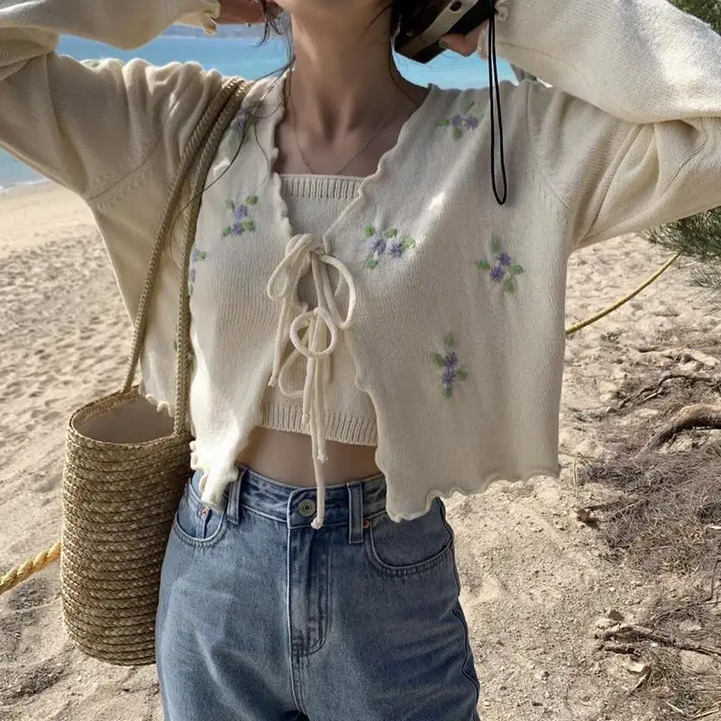 Spring Autumn Casual Sweater Women's New Fragmented Flower Sweet Lace up Knitted Cardigan+ Slim Hanging Strap Two Piece Suit
Spring Autumn Casual Sweater Women's New Fragmented Flower Sweet Lace up Knitted Cardigan+ Slim Hanging Strap Two Piece Suit