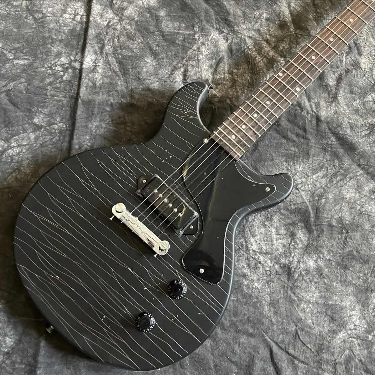 Black Old Imitation Electric Guitar Peach Heart Body Neck Rosewood Fingerboard
Black Old Imitation Electric Guitar Peach Heart Body Neck Rosewood Fingerboard