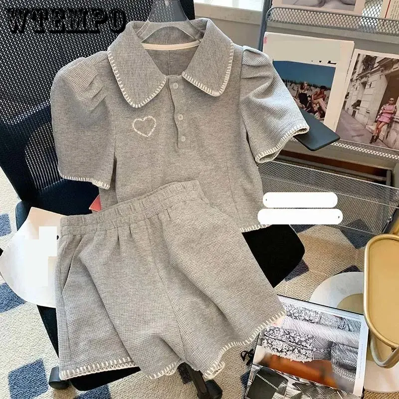 Женский костюм с воротником-поло, серый топ с пышными рукавами и свободные шорты с эластичной талией, комплект из двух предметов, милый Прос... 
Женский костюм с воротником-поло, серый топ с пышными рукавами и свободные шорты с эластичной талией, комплект из двух предметов, милый Прос...