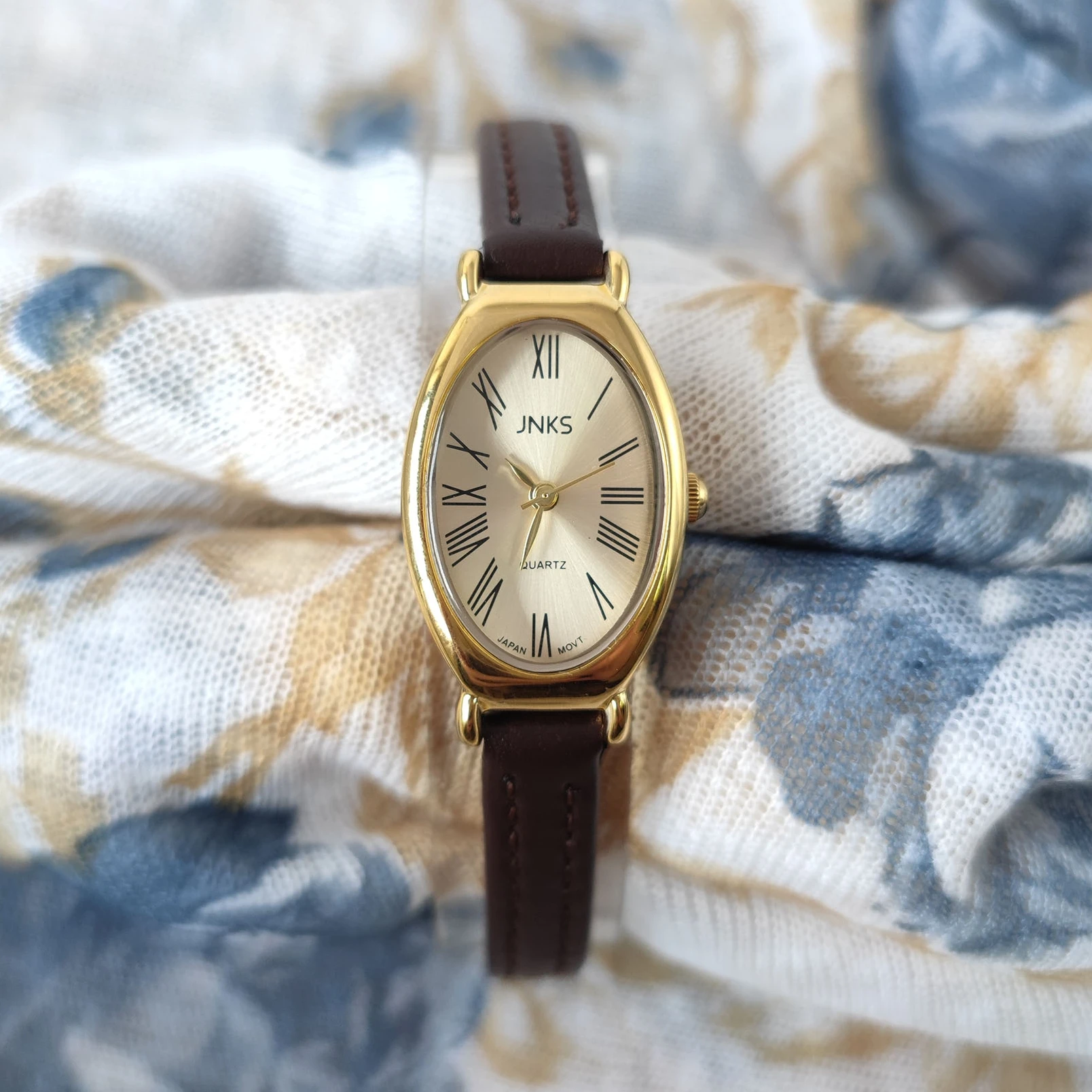90's vintage imported movement, small waterproof leather, student quartz women's watch antique
90's vintage imported movement, small waterproof leather, student quartz women's watch antique