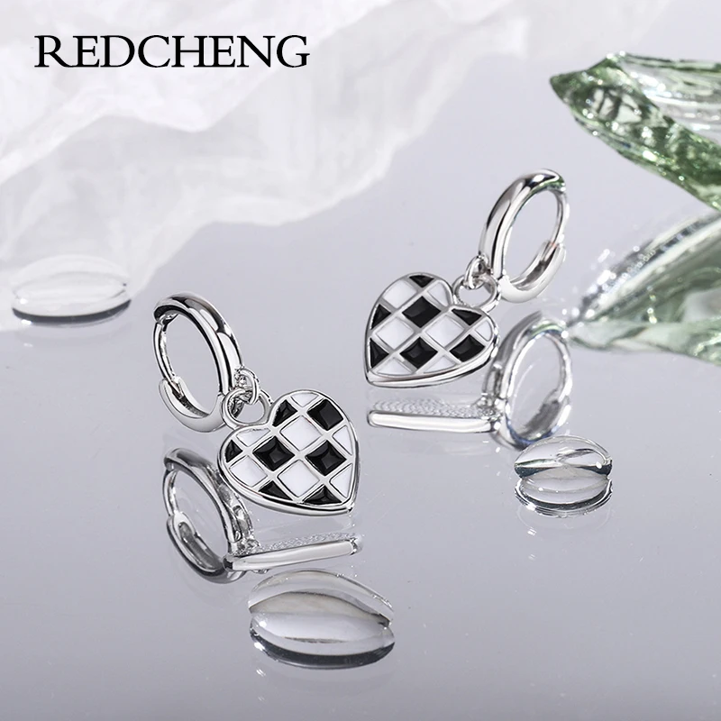 REDCHENG 925 штамп Шахматное сердце серьги для женщин индивидуальные искусственные изысканные ювелирные изделия подарки на годовщину
REDCHENG 925 штамп Шахматное сердце серьги для женщин индивидуальные искусственные изысканные ювелирные изделия подарки на годовщину