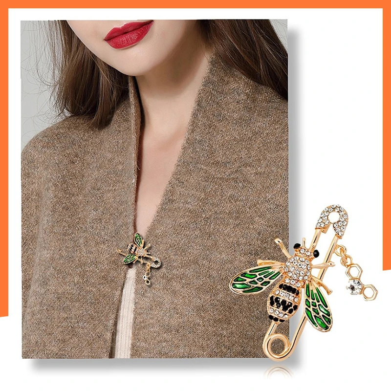 Fresh and Light Luxury Bee Insect Brooch Pin Ladies Rhinestone Brooch Safe and Elegant Shiny Scarf Buckle Clip Jewelry Gift
Fresh and Light Luxury Bee Insect Brooch Pin Ladies Rhinestone Brooch Safe and Elegant Shiny Scarf Buckle Clip Jewelry Gift