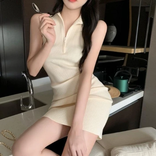 Женское трикотажное платье на бретельках, бежевое трикотажное платье с высоким воротником и открытой спиной, на лето