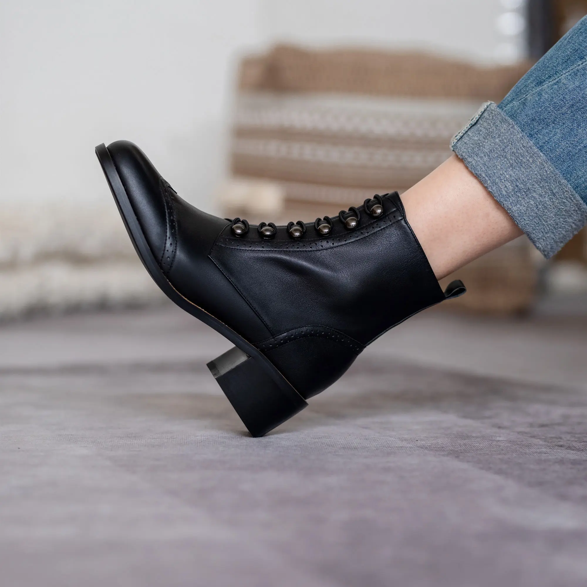 2021 Winter Women Boots Retro New Boots Women Shoes Fashion Women ANKLE Boots Genuine Leather Female Square Heel Leather
2021 Winter Women Boots Retro New Boots Women Shoes Fashion Women ANKLE Boots Genuine Leather Female Square Heel Leather