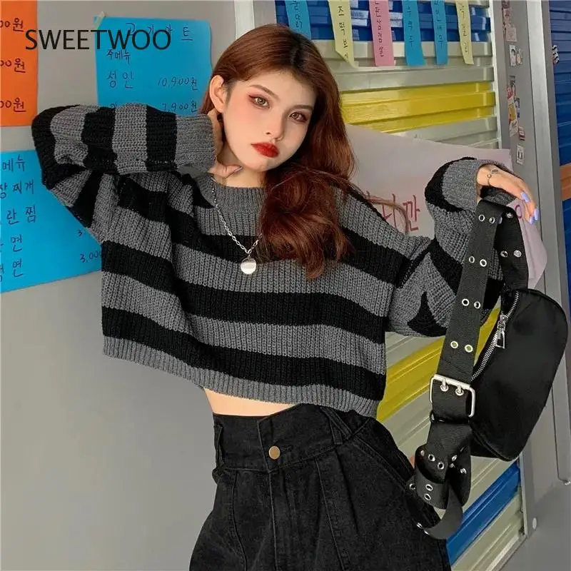 Fashion Cropped Sweater Sexy Tops Women Black White Striped Loose Pullover Knitted Sweater Women Korean Fashion Jumper Y2K 2022
Fashion Cropped Sweater Sexy Tops Women Black White Striped Loose Pullover Knitted Sweater Women Korean Fashion Jumper Y2K 2022