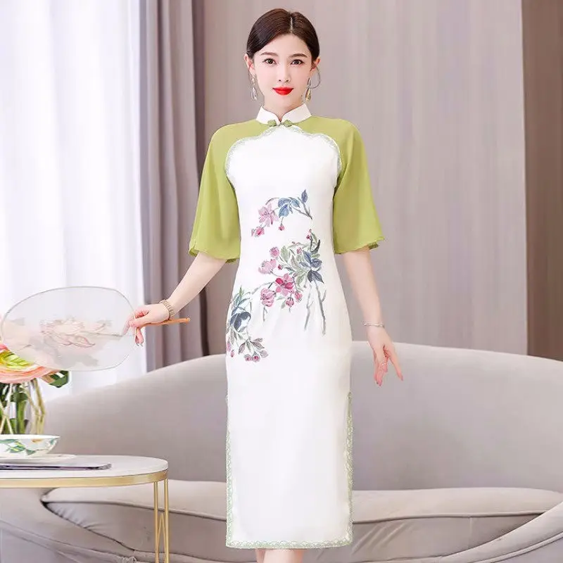 Женское платье с вышивкой, в китайском стиле
Женское платье с вышивкой, в китайском стиле
