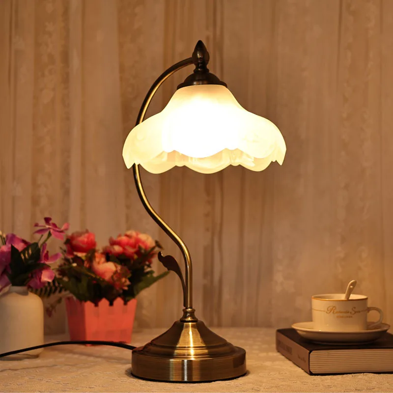 Touch the rechargeable bedroom bedside lamp European ins girl retro style advanced sense of warm warm flower desk lamp.
Touch the rechargeable bedroom bedside lamp European ins girl retro style advanced sense of warm warm flower desk lamp.