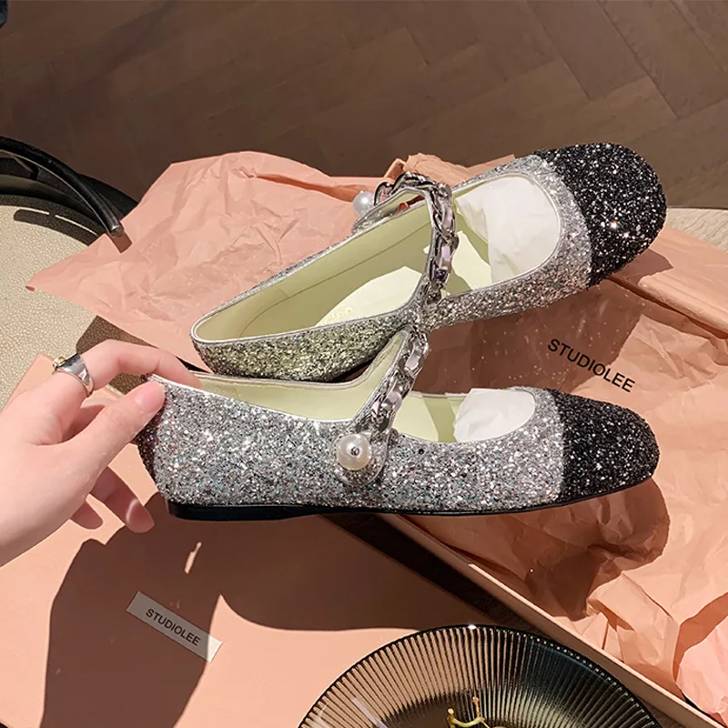 Кроссовки женские с круглым носком, на резиновой подошве 
Кроссовки женские с круглым носком, на резиновой подошве