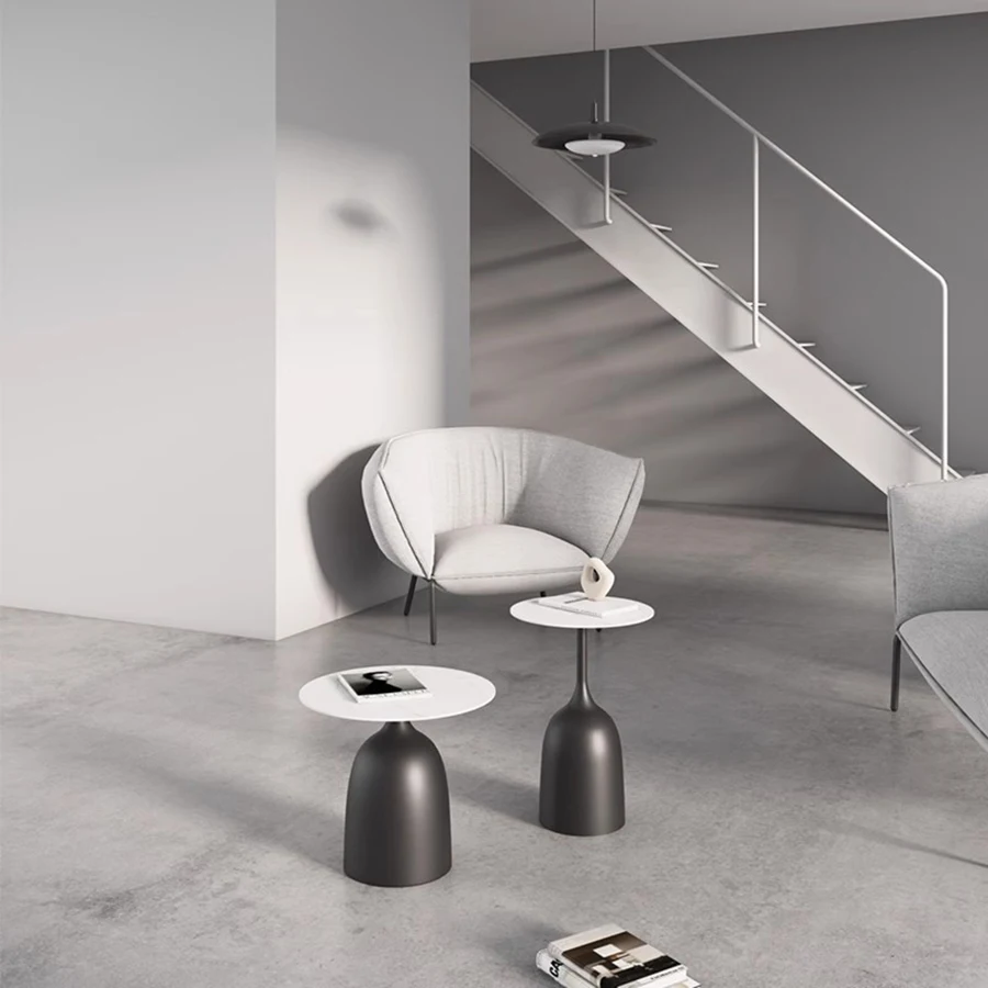 Блестящие металлические дужки в современном минималистичном стиле 
Блестящие металлические дужки в современном минималистичном стиле