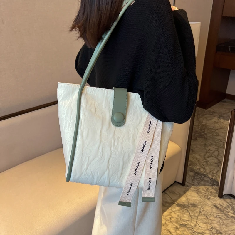 This Year's Popular Versatile Commuting Large-capacity Female Autumn 2023 New Fashion Tote Minority Shoulder Bag
This Year's Popular Versatile Commuting Large-capacity Female Autumn 2023 New Fashion Tote Minority Shoulder Bag