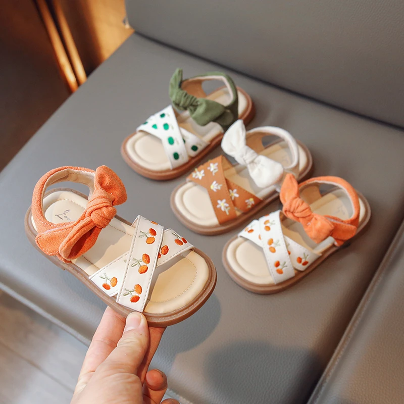 Сандалии для девочек с вышивкой и бантом, на липучке
Сандалии для девочек с вышивкой и бантом, на липучке