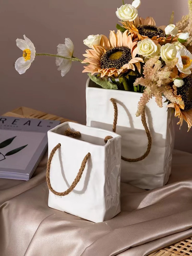 Null BBA Ins Ceramic Handbag Vase Decoration Fake Flower Decoration Living Room High-grade Imitation Flower Decoration
Null BBA Ins Ceramic Handbag Vase Decoration Fake Flower Decoration Living Room High-grade Imitation Flower Decoration