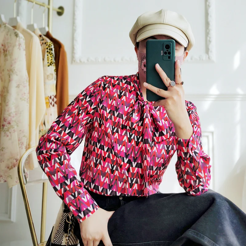 New retro V letter printed silk shirt lace up bow shirt mulberry silk long sleeve shirt female spring and Autumn
New retro V letter printed silk shirt lace up bow shirt mulberry silk long sleeve shirt female spring and Autumn