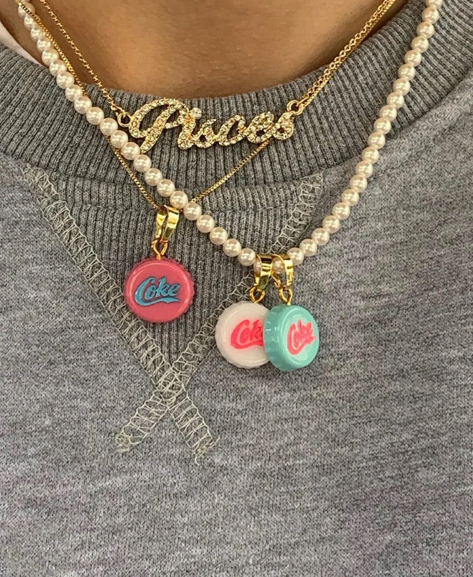Sweet cool imitation pearl bottle cap letter Pendant Necklace women's Pastoral holiday full diamond English Set Necklace
Sweet cool imitation pearl bottle cap letter Pendant Necklace women's Pastoral holiday full diamond English Set Necklace