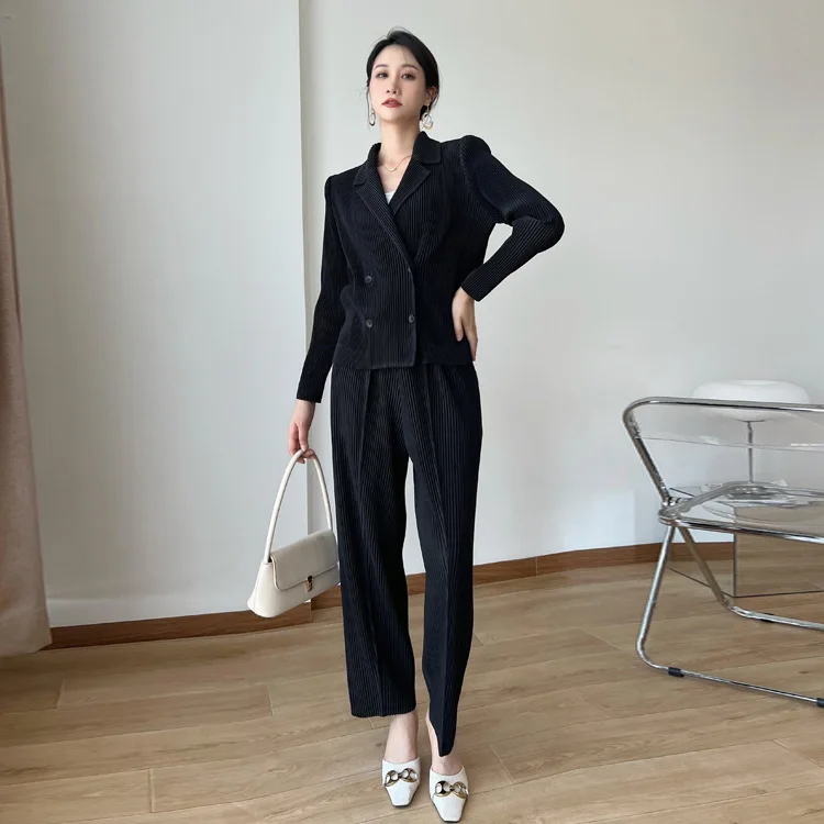 Женская осенне-зимняя куртка Miyake, новая свободная модель, двубортные Костюмные брюки
Женская осенне-зимняя куртка Miyake, новая свободная модель, двубортные Костюмные брюки