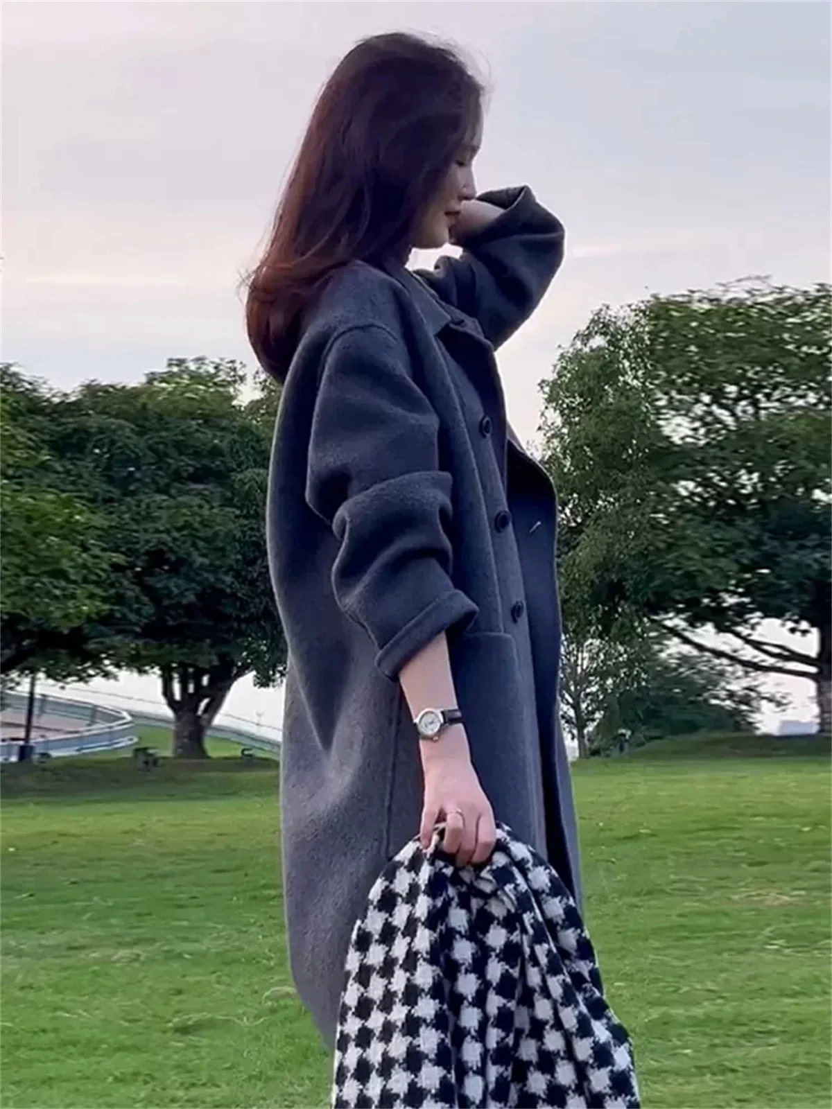 2023 New Autumn and Winter Women's Wear Hong Kong Style Vintage Loose Relaxed Commuter Cashmere Woolen Coat
2023 New Autumn and Winter Women's Wear Hong Kong Style Vintage Loose Relaxed Commuter Cashmere Woolen Coat