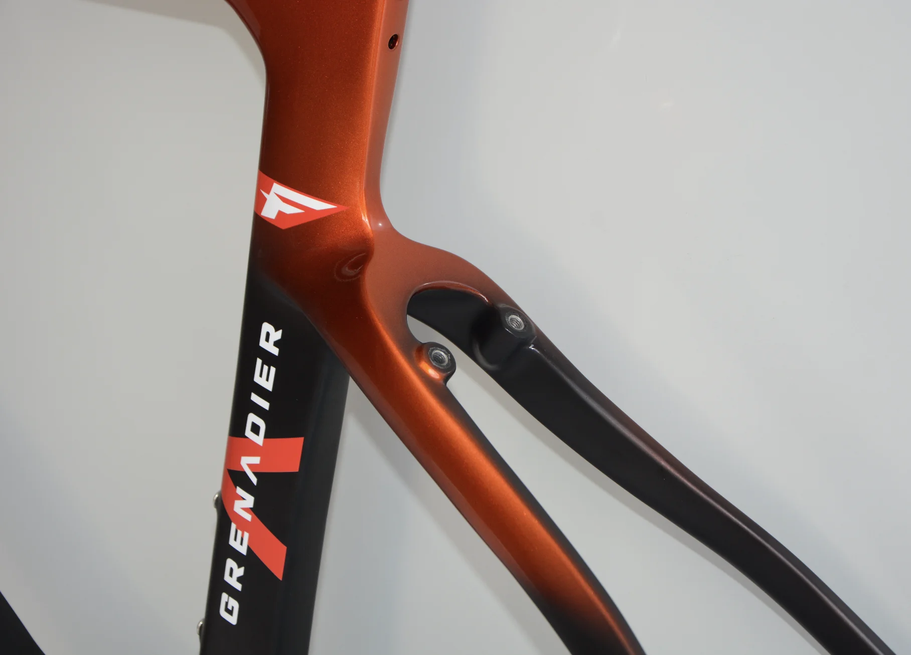 2022 New T1100 carbon road frame rim or disc brake frame with nanoalloy technology 700C road bicycle F carbon frameset
2022 New T1100 carbon road frame rim or disc brake frame with nanoalloy technology 700C road bicycle F carbon frameset