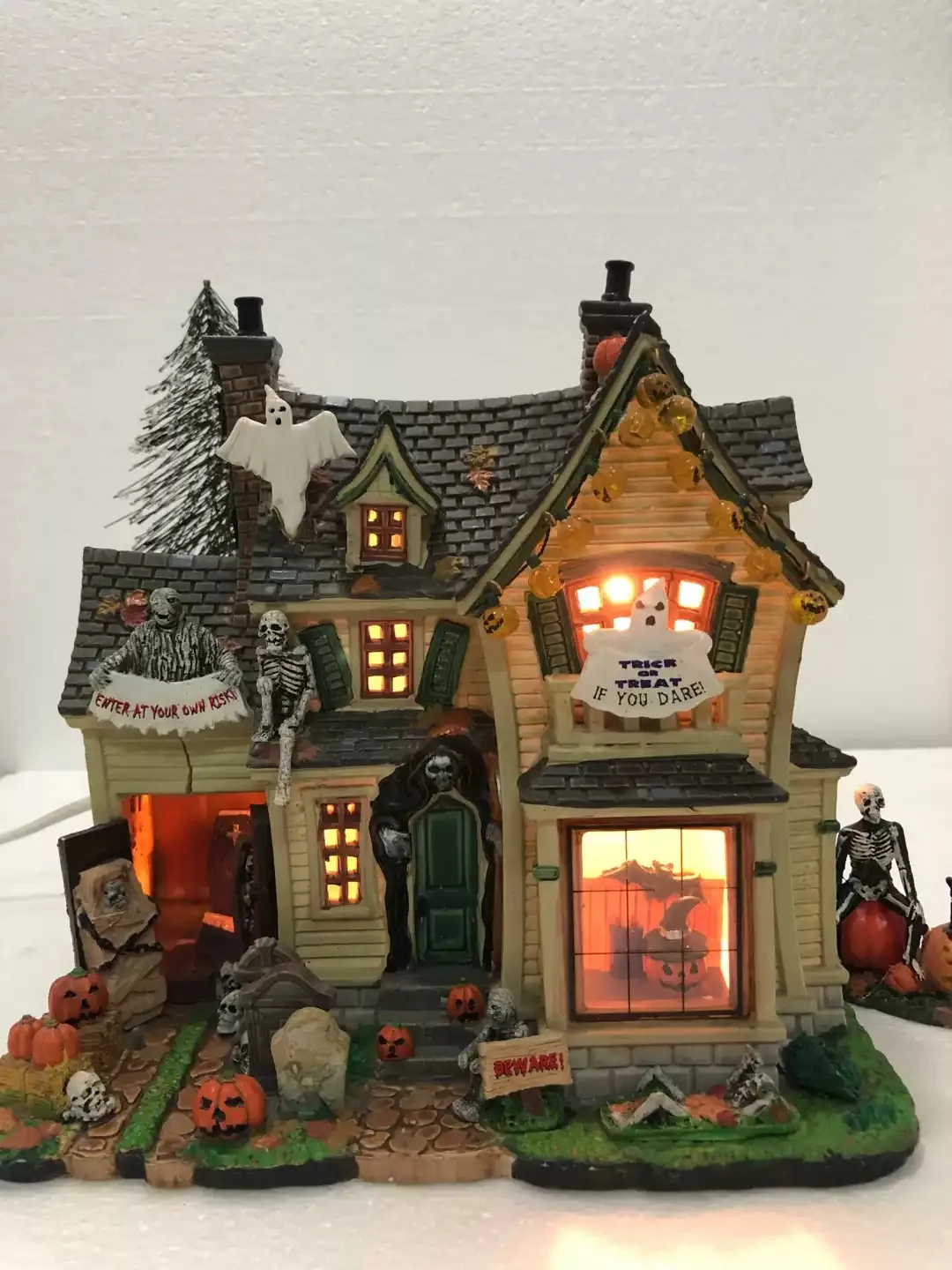 Декор на Хэллоуин Lemax, креативная Ночная лампа, миниатюрная версия Европейского здания, предметы интерьера, фотоподарок
Декор на Хэллоуин Lemax, креативная Ночная лампа, миниатюрная версия Европейского здания, предметы интерьера, фотоподарок