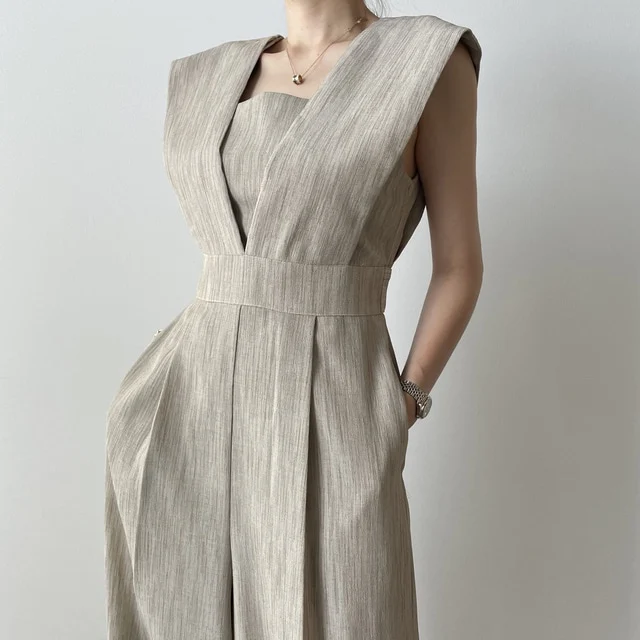 Korean Summer Temperament Elegant Slim Square Neck Design Slim Waist Casual Wide Leg Jumpsuit Women's Pants 
Korean Summer Temperament Elegant Slim Square Neck Design Slim Waist Casual Wide Leg Jumpsuit Women's Pants