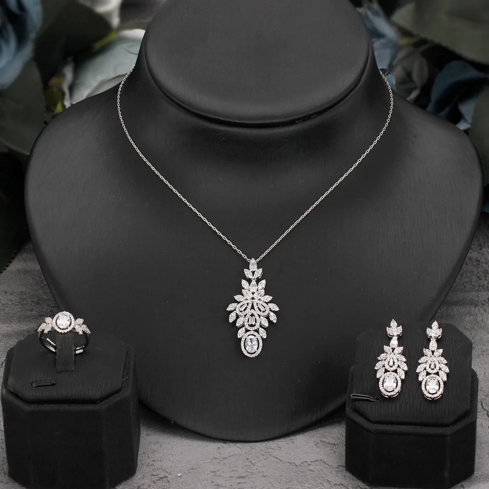 BrideTalk European And American Fashion Jewelry Four-Leaf Flower Ladies Necklace Inlaid Zircon Silver Needle Luxury Earrings Set
BrideTalk European And American Fashion Jewelry Four-Leaf Flower Ladies Necklace Inlaid Zircon Silver Needle Luxury Earrings Set