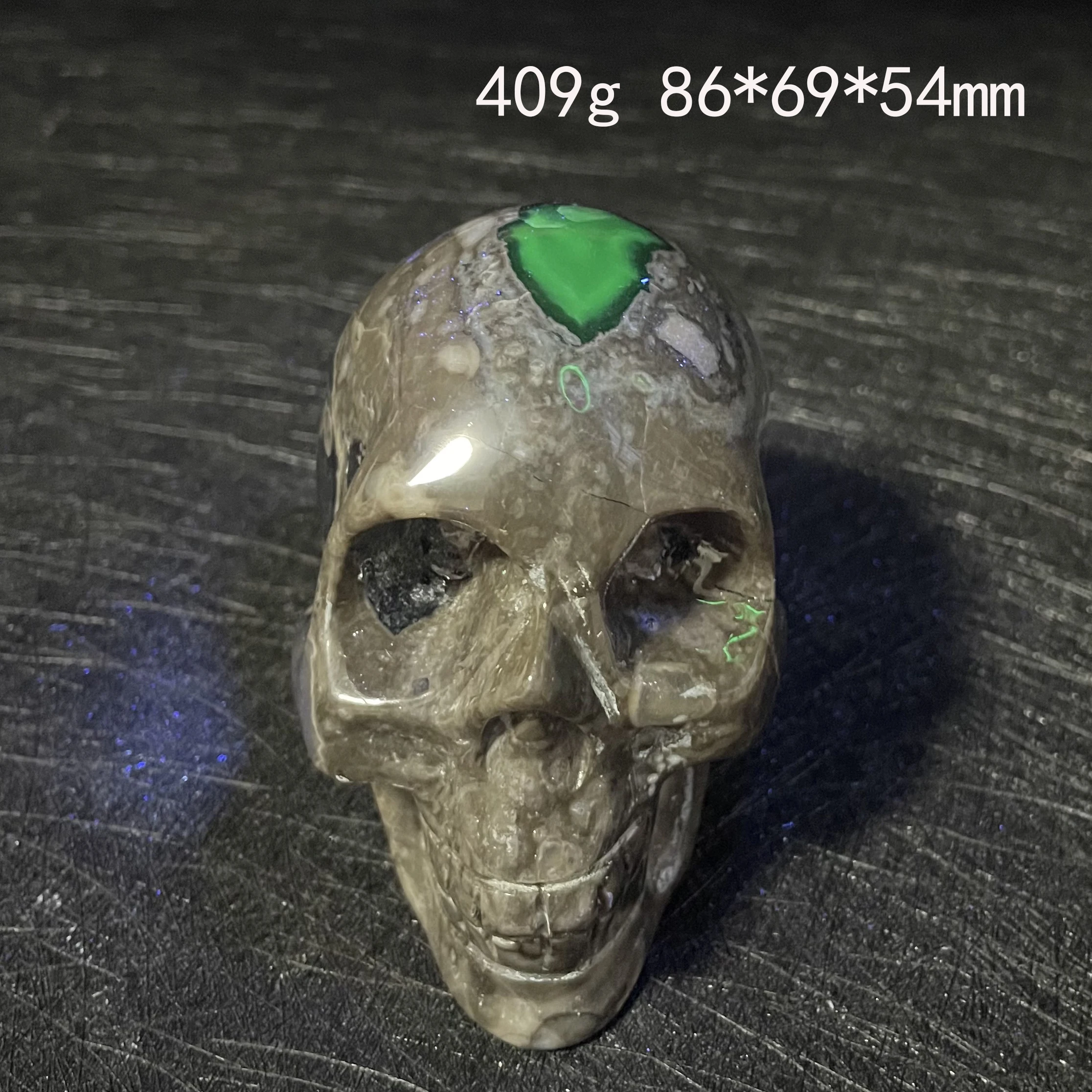 Флуоресцентный череп из вулканического агата
Флуоресцентный череп из вулканического агата