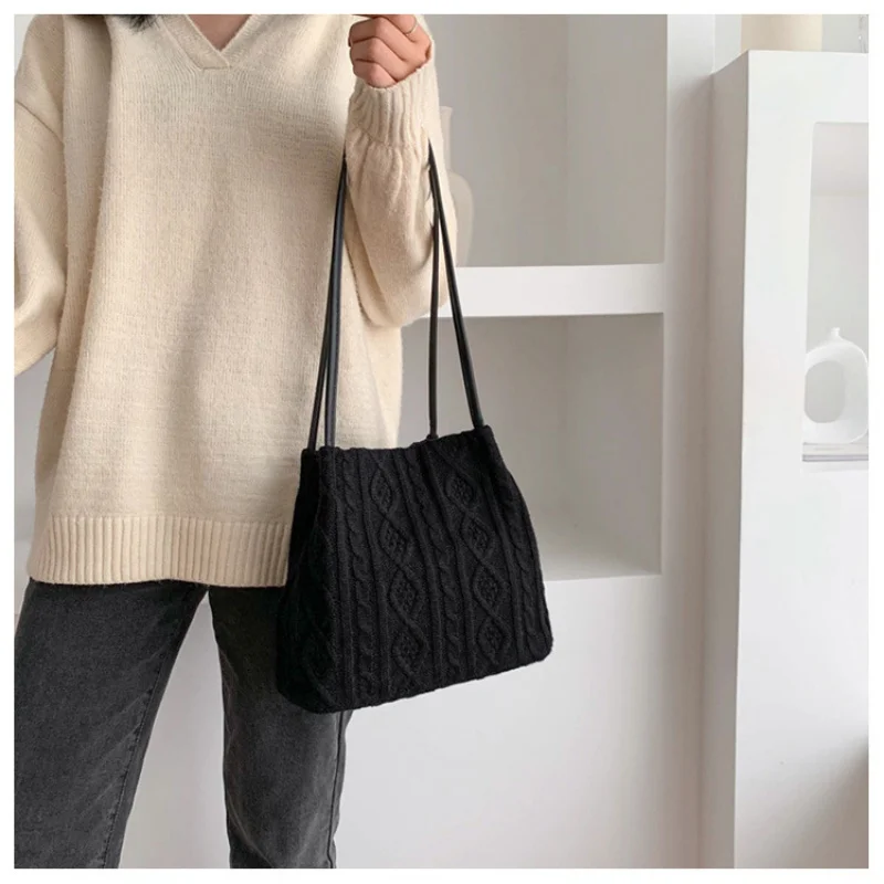 Wool Knitted Women's Shoulder Bag Designer Woven Striped Handbag Fashion Armpit Bag Buckle Bucket Female Tote Bags Shopping Bags
Wool Knitted Women's Shoulder Bag Designer Woven Striped Handbag Fashion Armpit Bag Buckle Bucket Female Tote Bags Shopping Bags