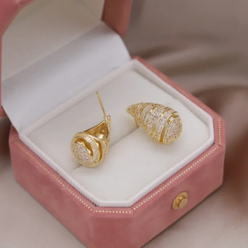 France new design fashion jewelry 14K gold plated hollow water drop zircon earrings Luxury women's party accessories
France new design fashion jewelry 14K gold plated hollow water drop zircon earrings Luxury women's party accessories