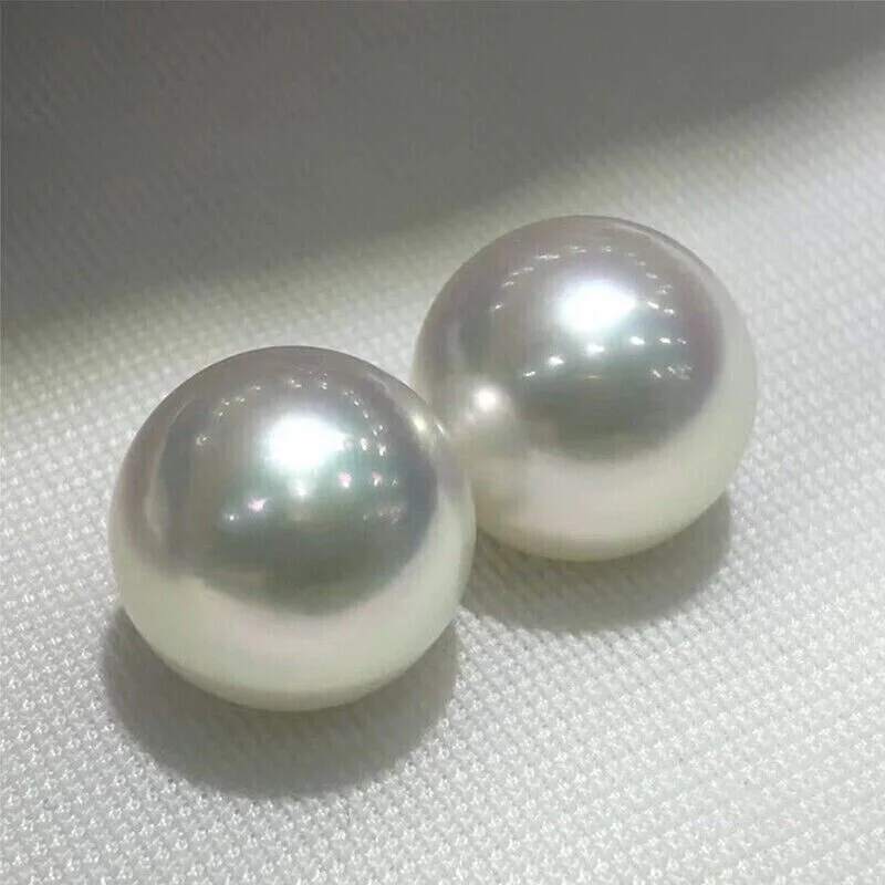 Large amount of AAAAA 11-12mm circular natural South China Sea white pearl earrings in 14K gold-
Large amount of AAAAA 11-12mm circular natural South China Sea white pearl earrings in 14K gold-