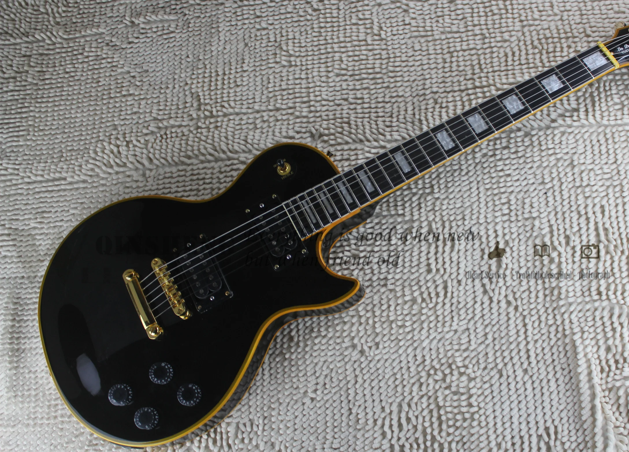 Классическая электрическая гитара, черная гитара, черные звукосниматели HH, инкрустация Золотой мост с белым корпусом, желтая оплетка
Классическая электрическая гитара, черная гитара, черные звукосниматели HH, инкрустация Золотой мост с белым корпусом, желтая оплетка