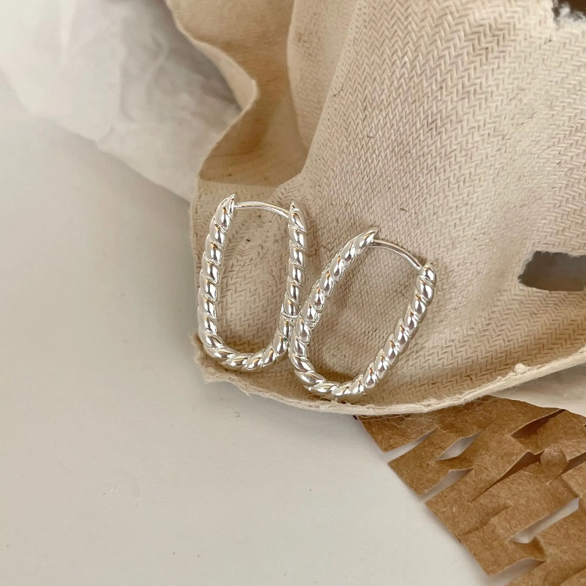 Женские серьги-кольца SHANICE из серебра 925 пробы, квадратные геометрические серьги U-образной формы 
Женские серьги-кольца SHANICE из серебра 925 пробы, квадратные геометрические серьги U-образной формы