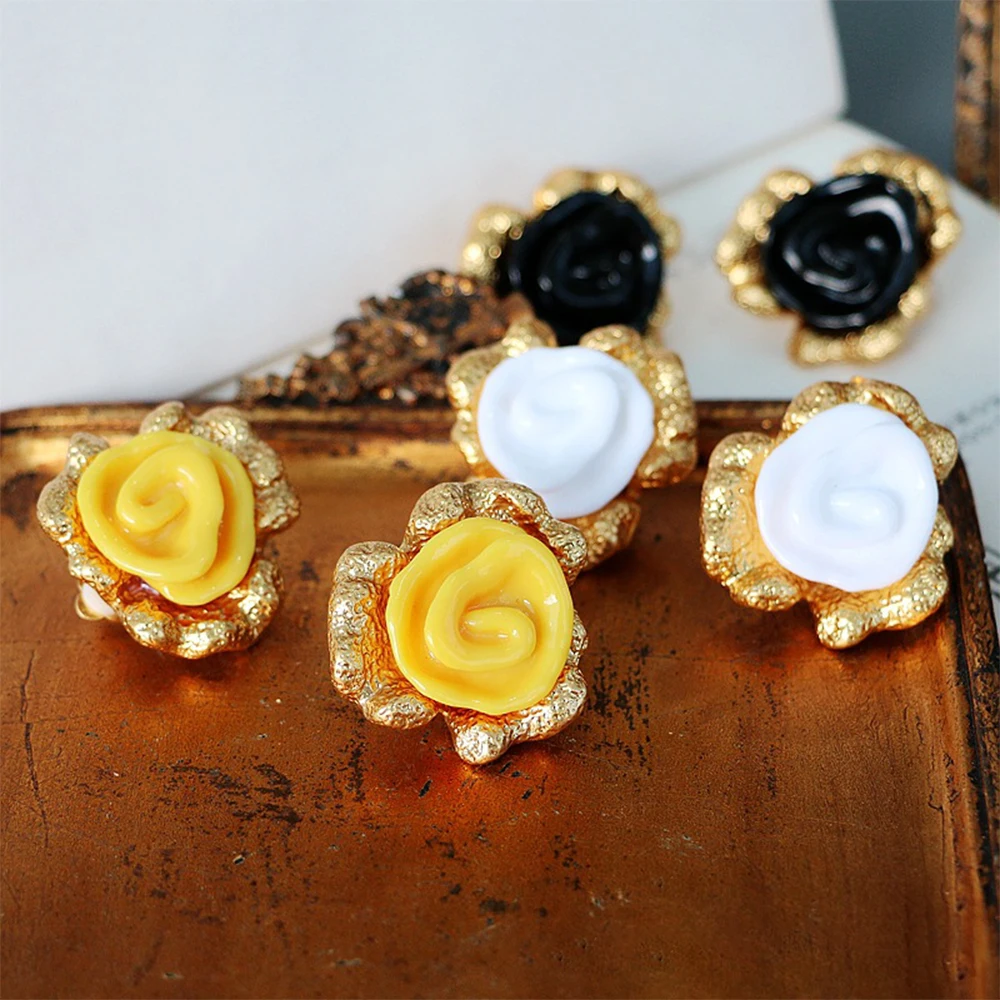Vintage Exquisite Glass Rose ear clip Earrings for women's girl No ear hole Clothing styling accessories
Vintage Exquisite Glass Rose ear clip Earrings for women's girl No ear hole Clothing styling accessories