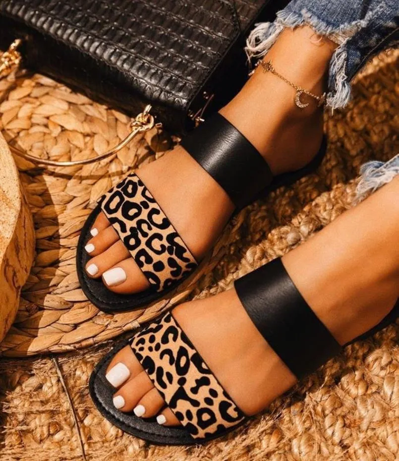 2022 Summer New European and American Sandals Flat Ladies Slippers Fashion Shoes Slippers Women Furry Slides for Women
2022 Summer New European and American Sandals Flat Ladies Slippers Fashion Shoes Slippers Women Furry Slides for Women